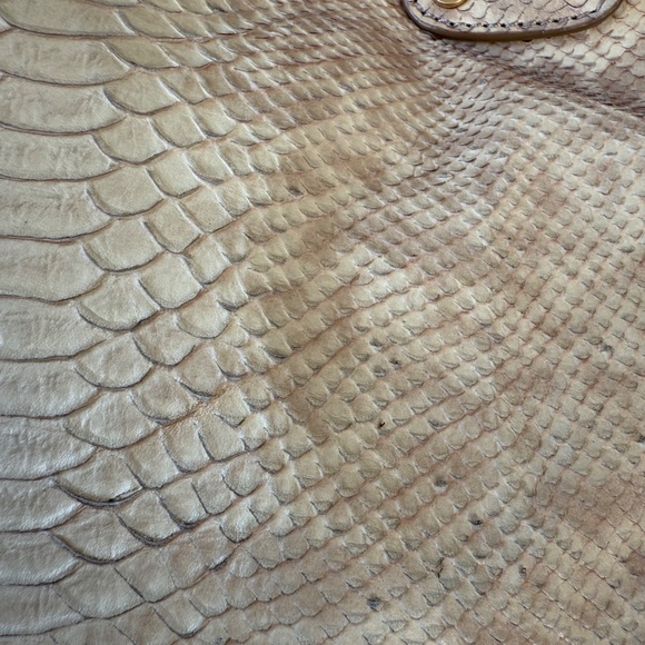 Large structured tote/satchel in pale cream-beige python-embossed leather - Picture 11 of 15